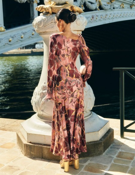 Vestido midi para invitada con estampado de flores rosa y escote asimétrico