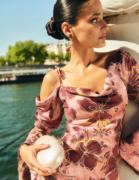 Vestido midi para invitada con estampado de flores rosa y escote asimétrico