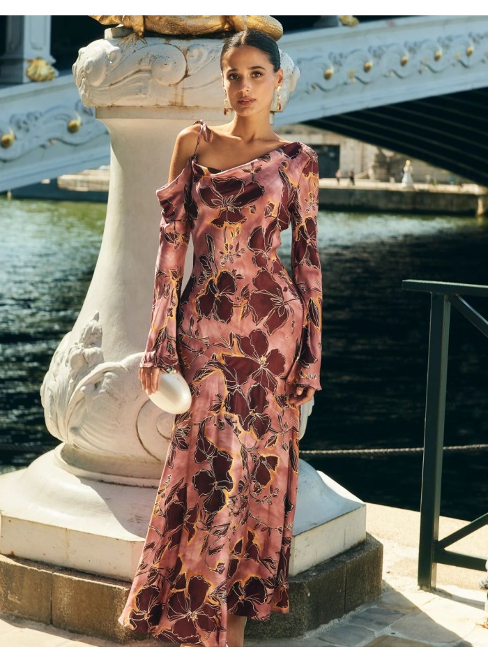 Vestido midi para invitada con estampado de flores rosa y escote asimétrico