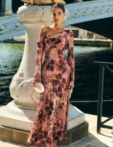 Vestido midi para invitada con estampado de flores rosa y escote asimétrico