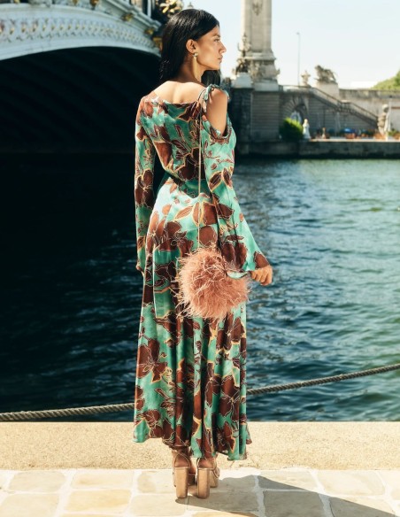 Vestido midi para invitada con estampado de flores turquesa y escote asimétrico