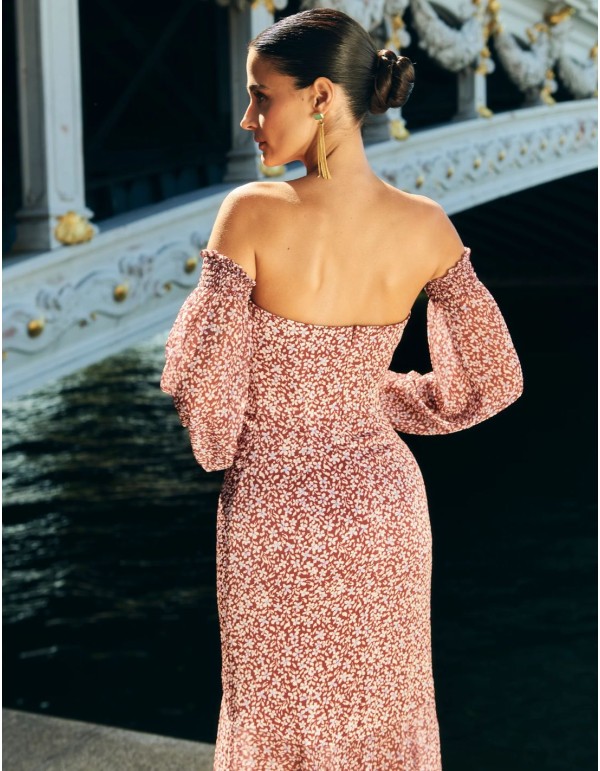 Vestido midi para invitada granate estampado con escote palabra de honor 2