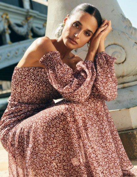 Robe midi imprimée bordeaux avec encolure sans bretelles pour les invités