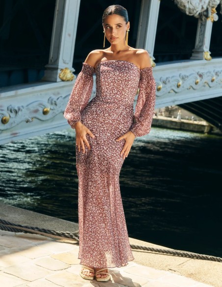 Robe midi imprimée bordeaux avec encolure sans bretelles pour les invités