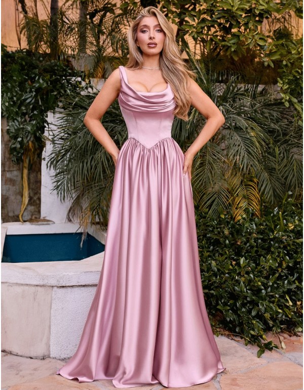 Robe de soirée longue avec une jupe ample et un décolleté...