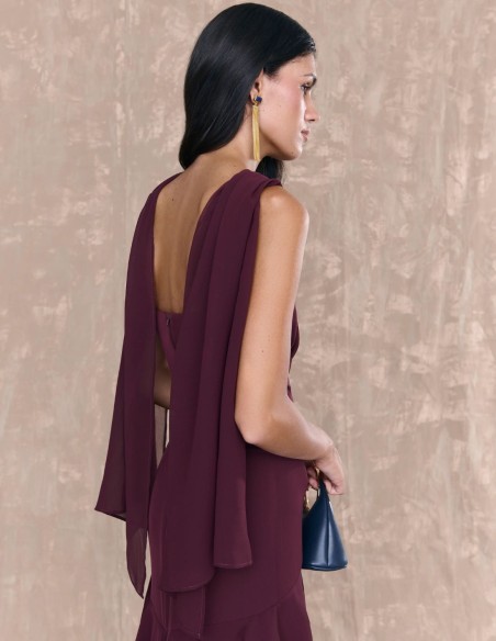 Multiposition burgundy sweetheart neckline top for a burgundy guest