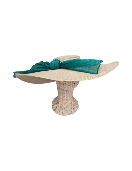 Pamela de invitada beige con nudo verde botella