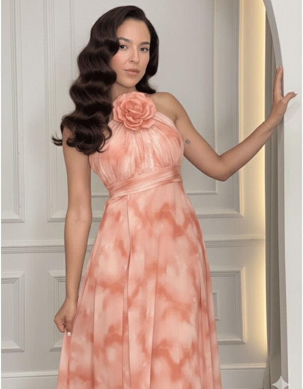 Robe de soirée longue avec encolure dos nu et détails...