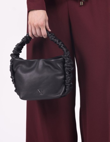 Bolso de piel negro con asa fruncida