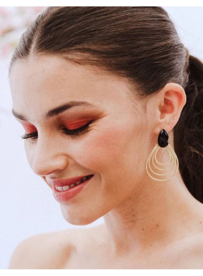 Pendientes en dorado con forma de gota y piedra...