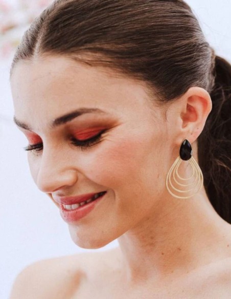 Pendientes en dorado con forma de gota y piedra de color