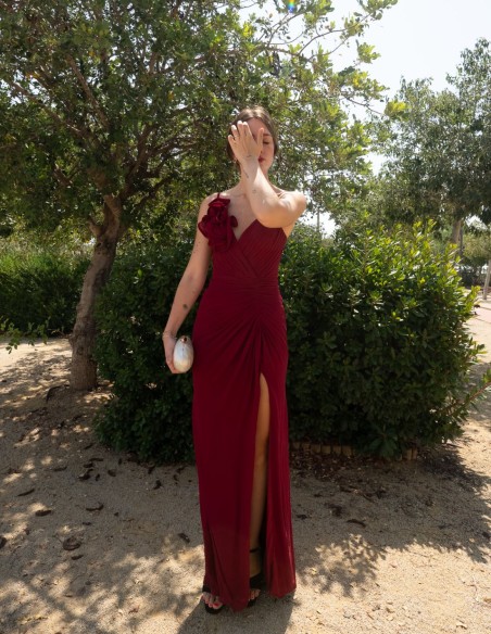 Robe de soirée longue avec décolleté en V et détails floraux sur les bretelles