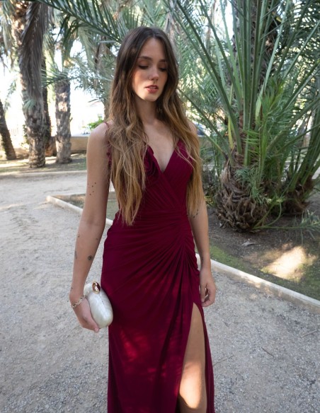 Robe de soirée longue avec décolleté en V et détails floraux sur les bretelles