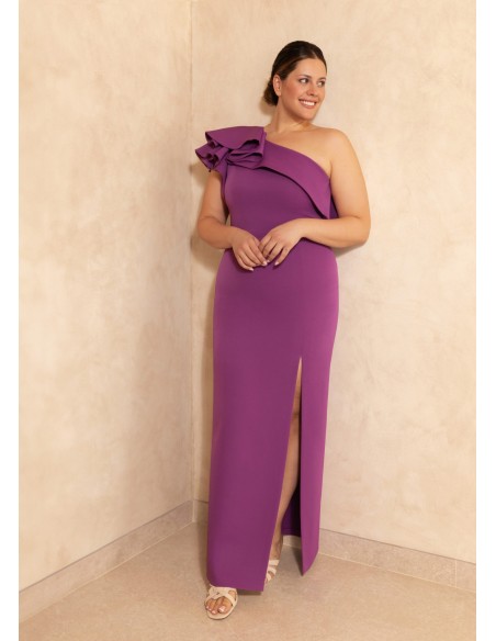 Robe de soirée longue avec encolure et ouverture des jambes asymétriques
