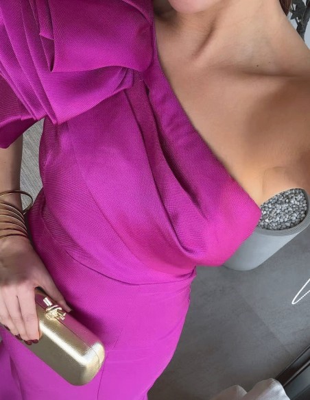 Robe de soirée longue avec encolure asymétrique et ornements sur les épaules