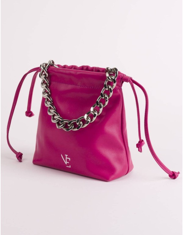 Bolso de piel con forma de saco con cadena