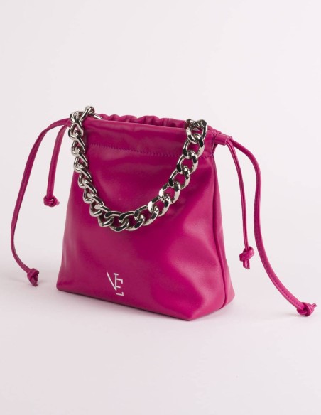Bolso de piel con forma de saco con cadena