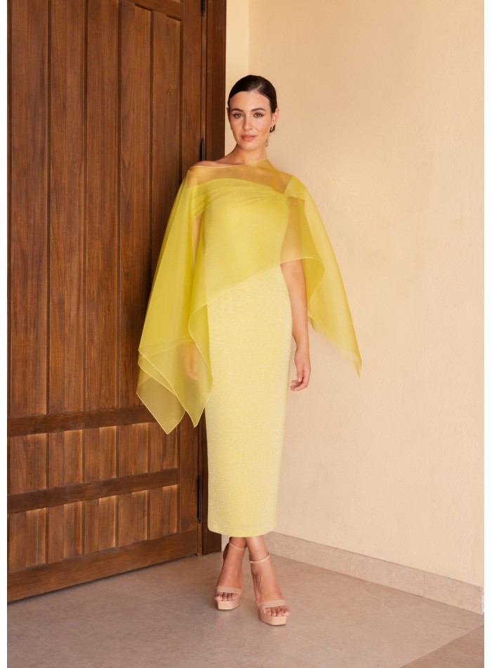 Vestido midi con escote asimétrico y capa amarillo