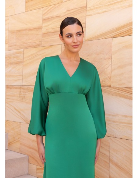 Vestido midi de corte imperio en satén con manga abullonada verde esmeralda