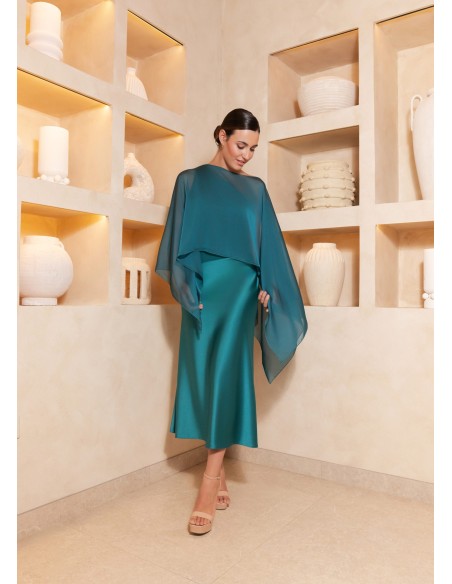 Robe midi en satin de crêpe avec encolure asymétrique