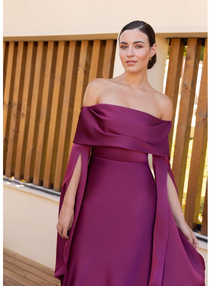 Vestido midi escote bardot en satén con mangas caídas berenjena
