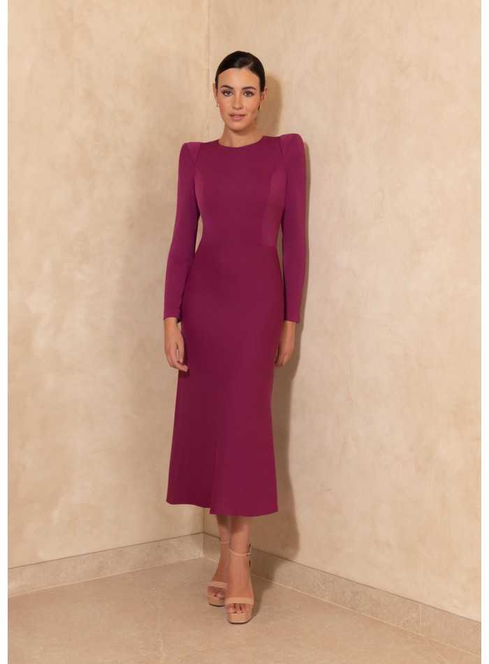 Vestido midi elegante con corte a la cintura y botones joya berenjena