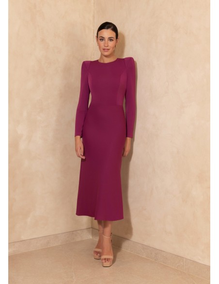 Vestido midi elegante con corte a la cintura y botones joya berenjena