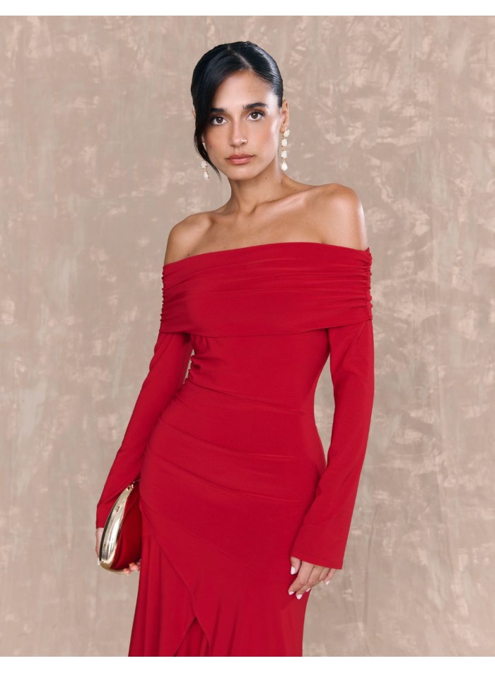 Vestido largo para invitada con escote barco y...