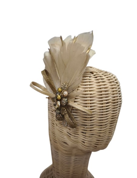 Guest headdress with beige feathers and beige rhinestones