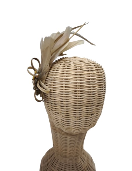 Guest headdress with beige feathers and beige rhinestones