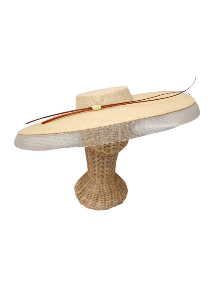 Pamela para invitada beige con crin y raquis para boda