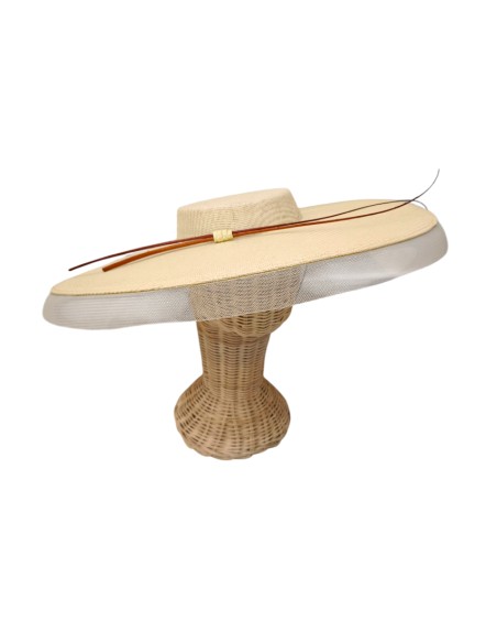 Pamela para invitada beige con crin y raquis para boda