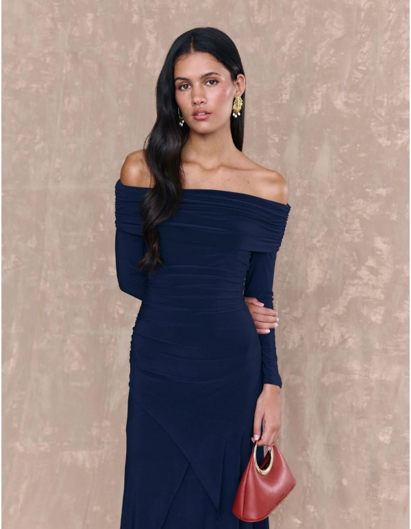 Vestido largo de invitada con manga larga y escote barco