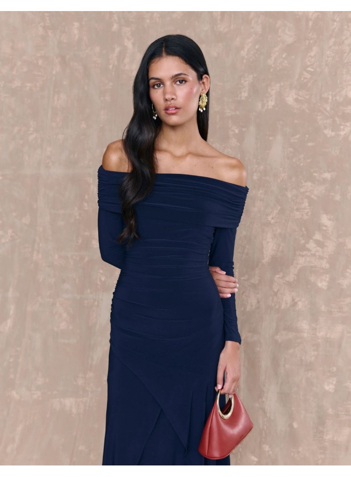 Vestido largo de invitada con manga larga y escote barco