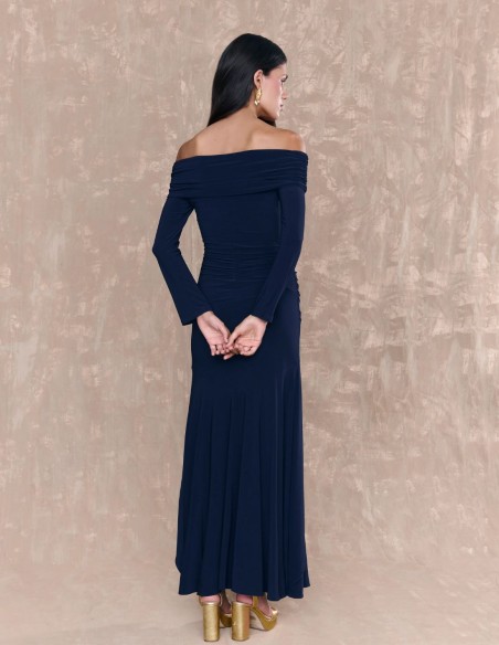 Vestido largo de invitada con manga larga y escote barco para boda