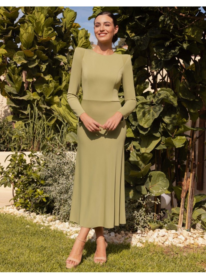 Vestido midi elegante con corte a la cintura y botones joya