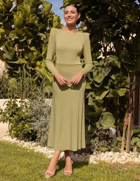 Vestido midi elegante con corte a la cintura y botones joya