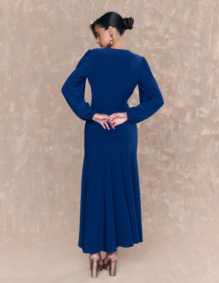 Vestido midi azul marino con escote en pico
