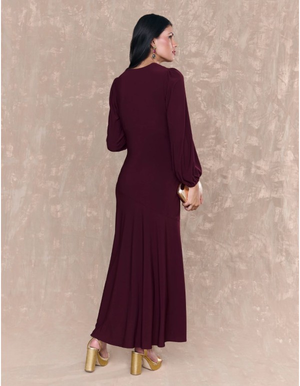 Vestido midi burdeos con escote en pico 2