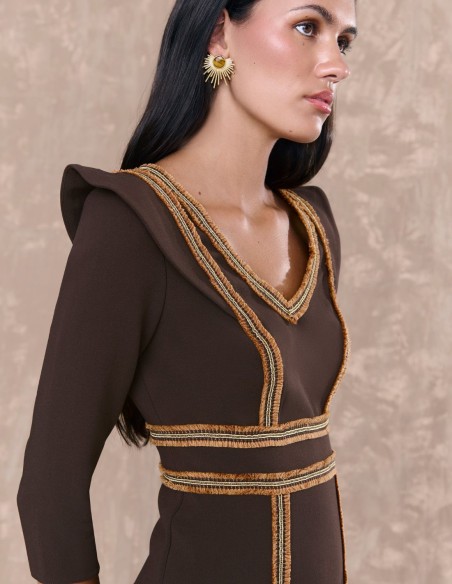 Vestido midi con manga francesa y motivos de fornitura marrón