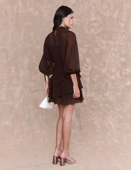 Robe courte en mousseline de soie brune avec ceinture drapée et volants