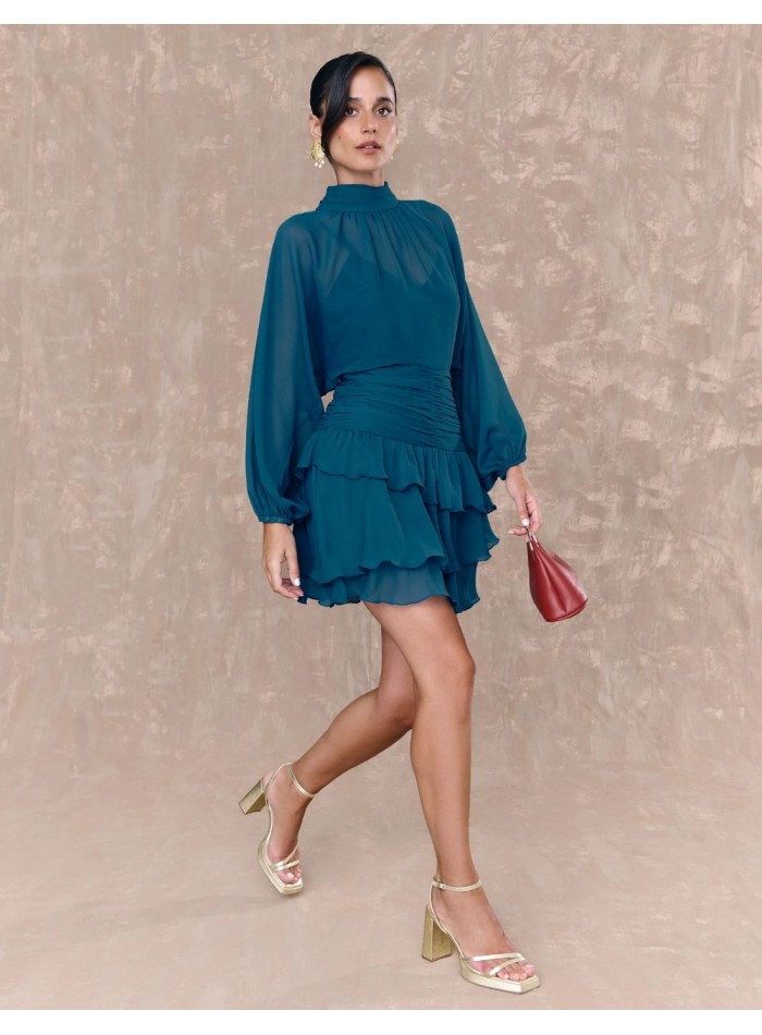 Vestido corto en gasa azul con fajín drapeado y volantes