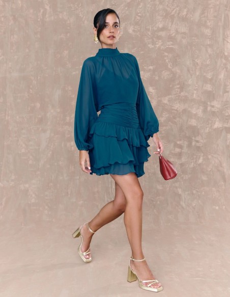 Robe courte en mousseline de soie bleue avec ceinture drapée et volants