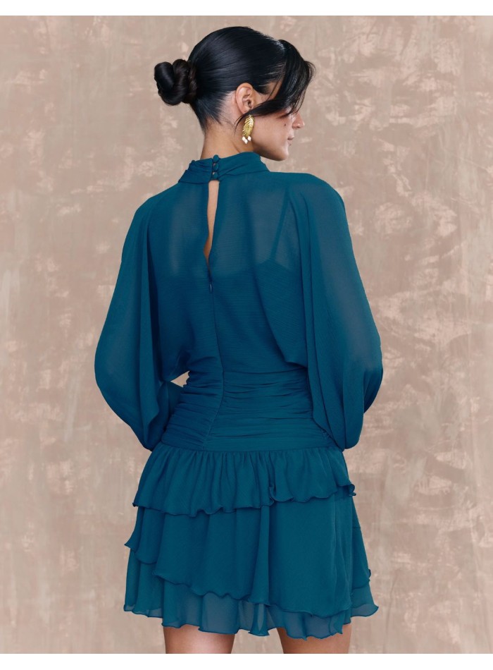 Vestido corto en gasa azul con fajín drapeado y volantes