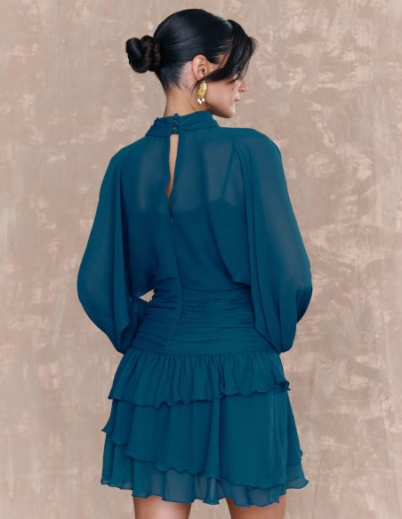 Vestido corto en gasa azul con fajín drapeado y volantes
