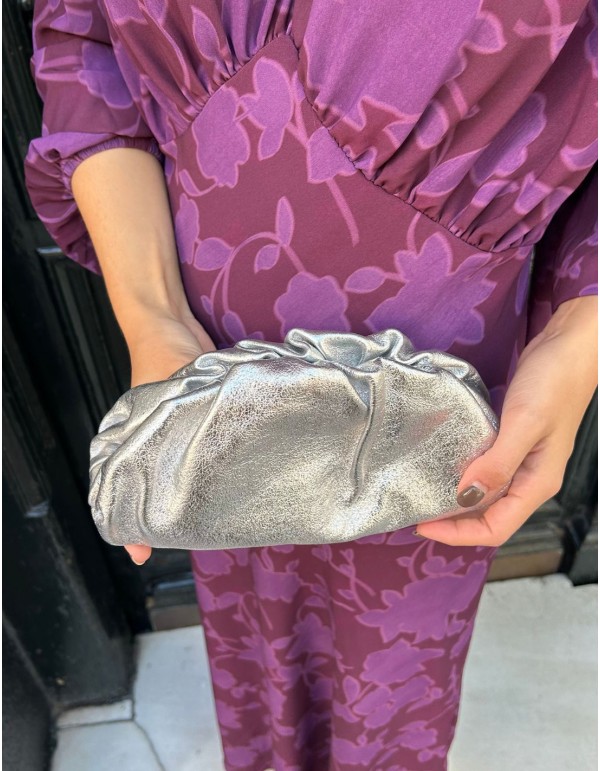 Pochette en cuir métallisé argenté 2