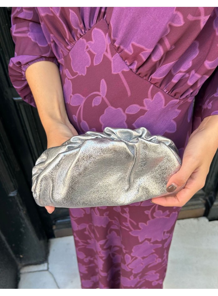 Clutch metalizado plata para invitada