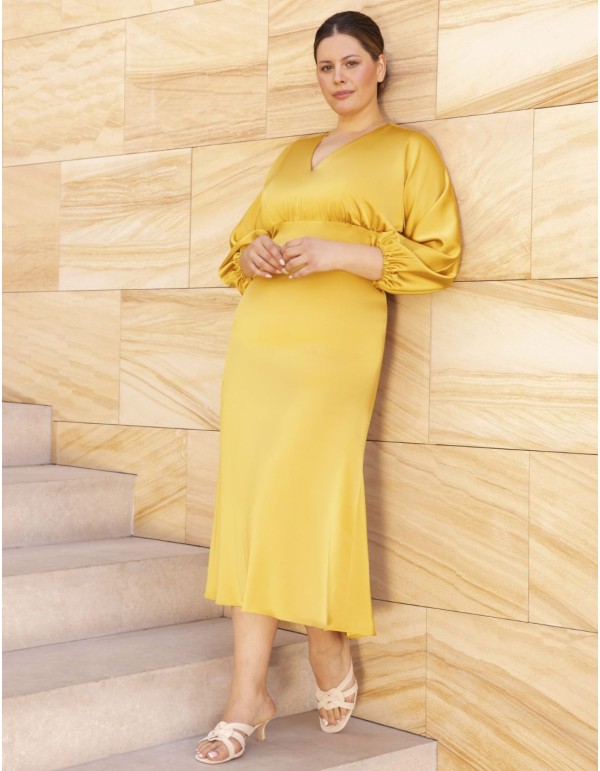 Vestido midi de corte imperio en satén con manga abullonada