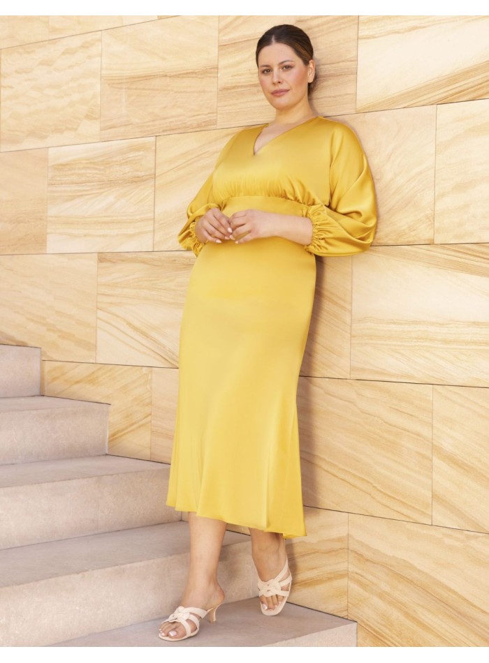 Vestido midi de corte imperio en satén con manga abullonada