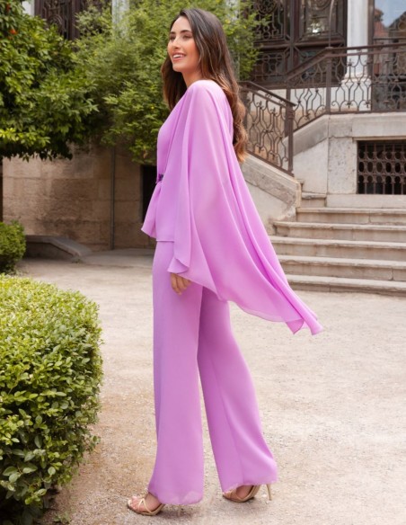 Combinaison de fête mauve avec encolure asymétrique et cape